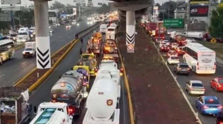 Bloquean transportistas autopistas a la Ciudad de México; provocan caos vial