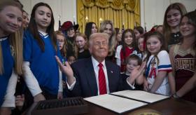 Da Trump ultimátum a escuelas para eliminar programas de diversidad o perderán fondos federales