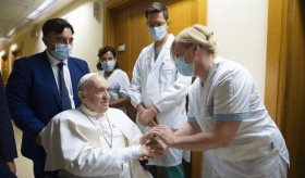 Papa sufre "neumonía bilateral"; cuadro clínico es "complejo": El Vaticano