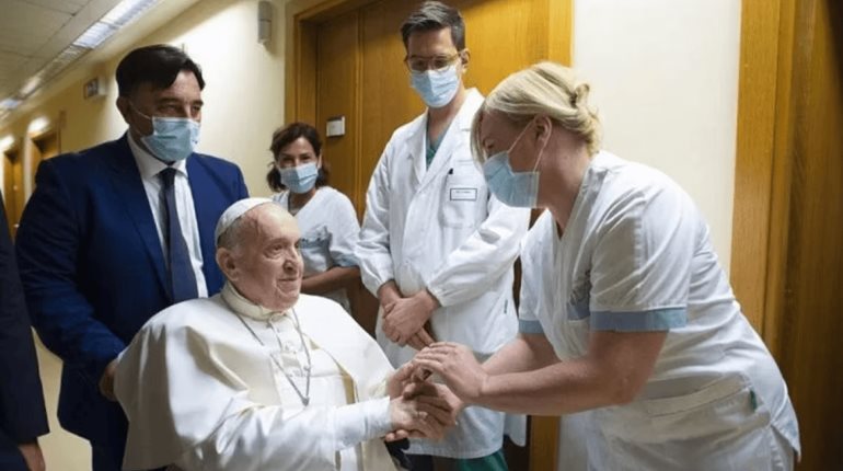 Papa sufre "neumonía bilateral"; cuadro clínico es "complejo": El Vaticano