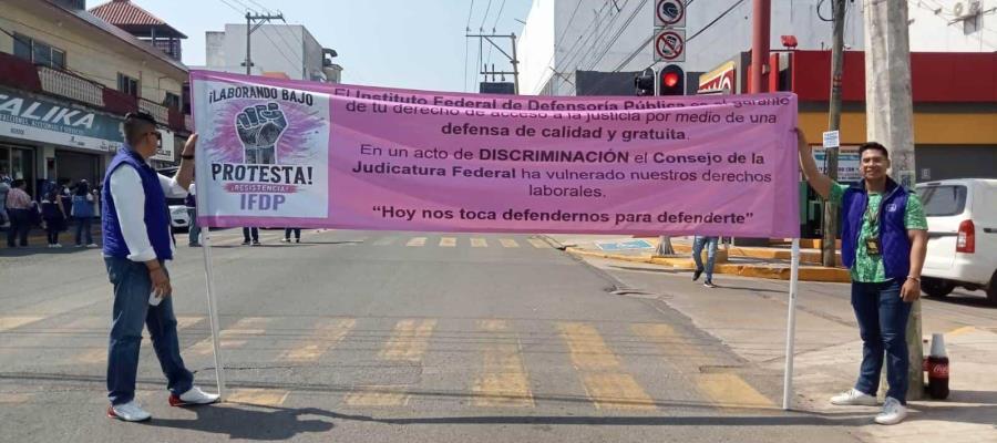 Por reducción de sus prestaciones, se manifiestan trabajadores de la Defensoría Pública