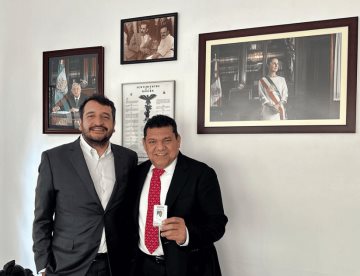 Se reafilia Javier May a Morena; Andy López le entrega su credencial