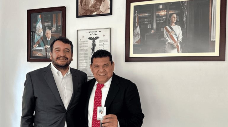 Se reafilia Javier May a Morena; Andy López le entrega su credencial