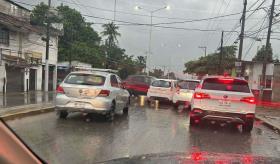 Lluvias provocan accidentes, árboles caídos y zonas sin energía en Tabasco