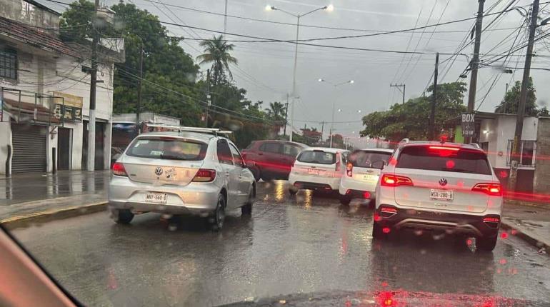 Lluvias provocan accidentes, árboles caídos y zonas sin energía en Tabasco