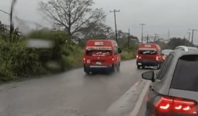 Captan unidades del transporte público rebasando en sentido contrario en carretera