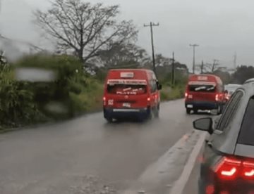 Captan unidades del transporte público rebasando en sentido contrario en carretera