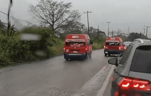 Captan unidades del transporte público rebasando en sentido contrario en carretera