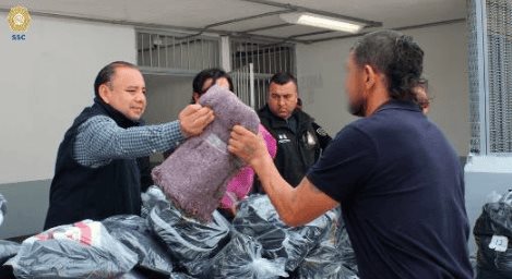 Regalan colchonetas, cobijas, pants y tenis a internos en penal de CDMX