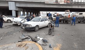 2 lesionados y 3 vehículos colisionados deja fuerte accidente en Villahermosa