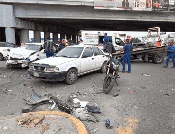 2 lesionados y 3 vehículos colisionados deja fuerte accidente en Villahermosa