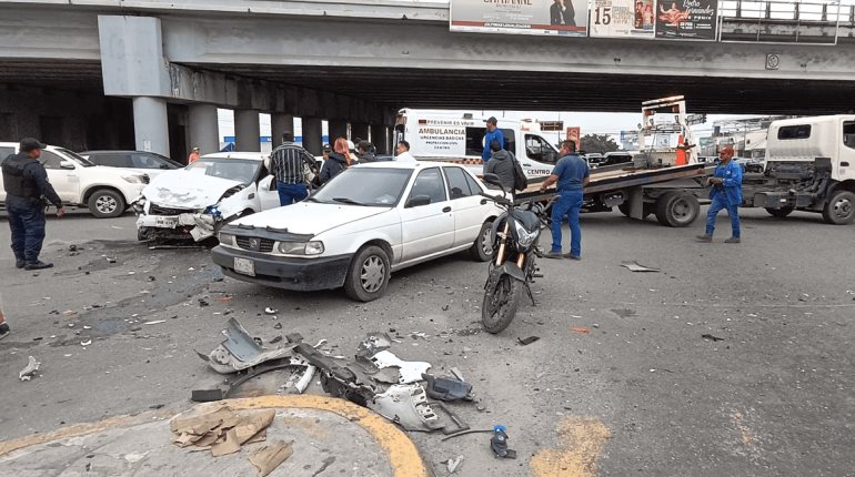 2 lesionados y 3 vehículos colisionados deja fuerte accidente en Villahermosa