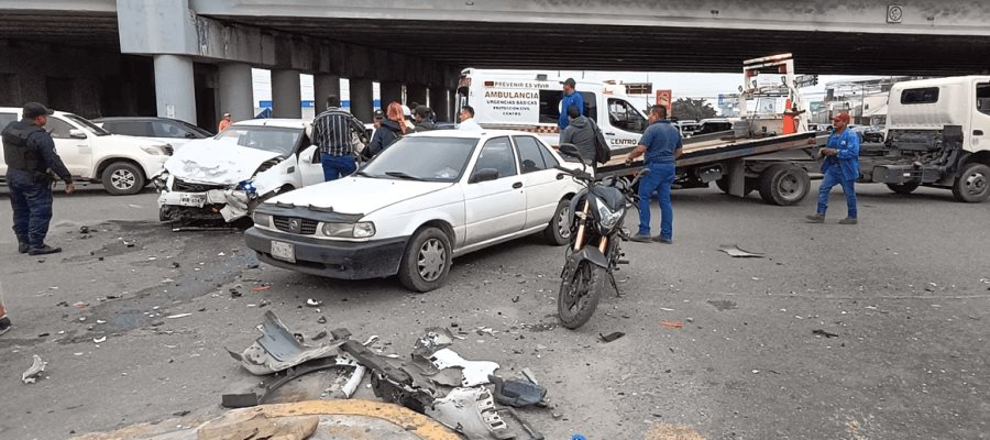 2 lesionados y 3 vehículos colisionados deja fuerte accidente en Villahermosa