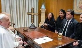 Exponen a diputado morenista y a su familia por colarse en audiencia con el Papa Francisco