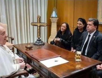 Exponen a diputado morenista y a su familia por colarse en audiencia con el Papa Francisco