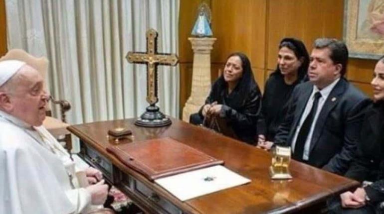 Exponen a diputado morenista y a su familia por colarse en audiencia con el Papa Francisco