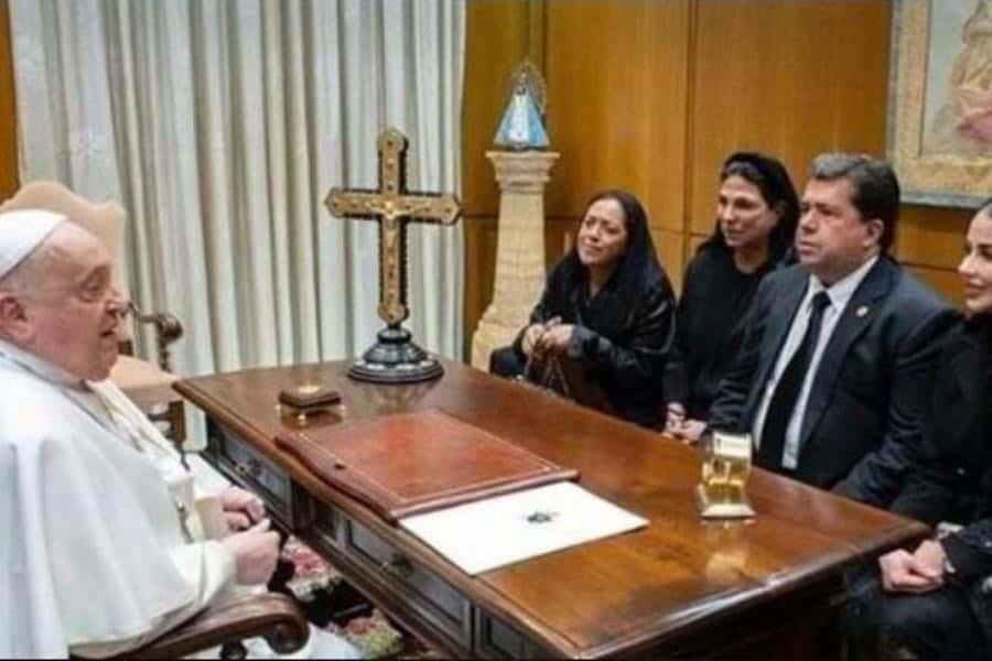 Exponen a diputado morenista y a su familia por colarse en audiencia con el Papa Francisco