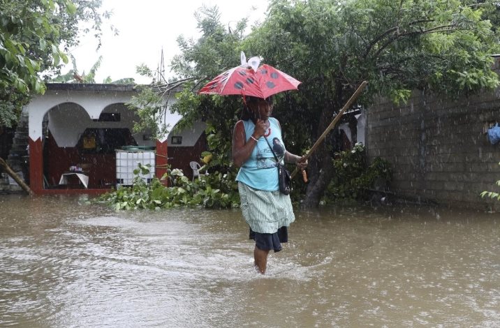 Desborda río en Oaxaca y deja más de 200 personas damnificadas