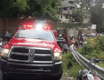 Rapiñan camión cargado con cervezas luego de volcar en carretera de Edomex