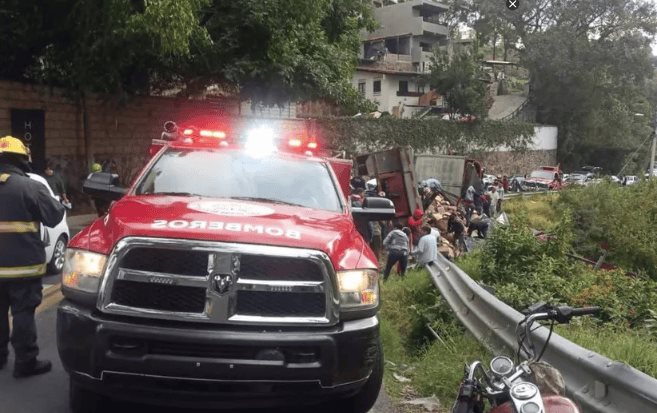 Rapiñan camión cargado con cervezas luego de volcar en carretera de Edomex