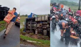 Vuelca tráiler cargado de leche y termina rapiñado en la Coatzacoalcos-La Venta