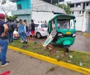 5 lesionados deja choque entre un pochimóvil y un vehículo en Cunduacán