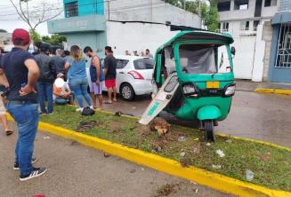 5 lesionados deja choque entre un pochimóvil y un vehículo en Cunduacán