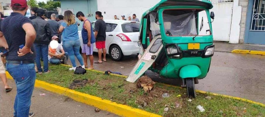 5 lesionados deja choque entre un pochimóvil y un vehículo en Cunduacán