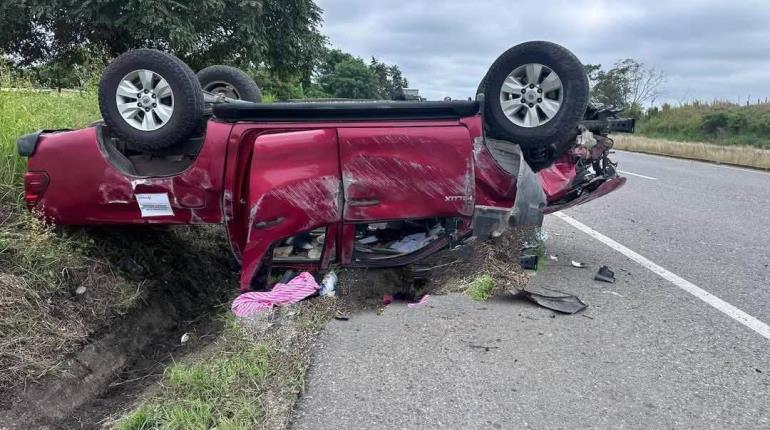 Elementos de la FGE Tabasco sufren aparatoso accidente en Jalapa