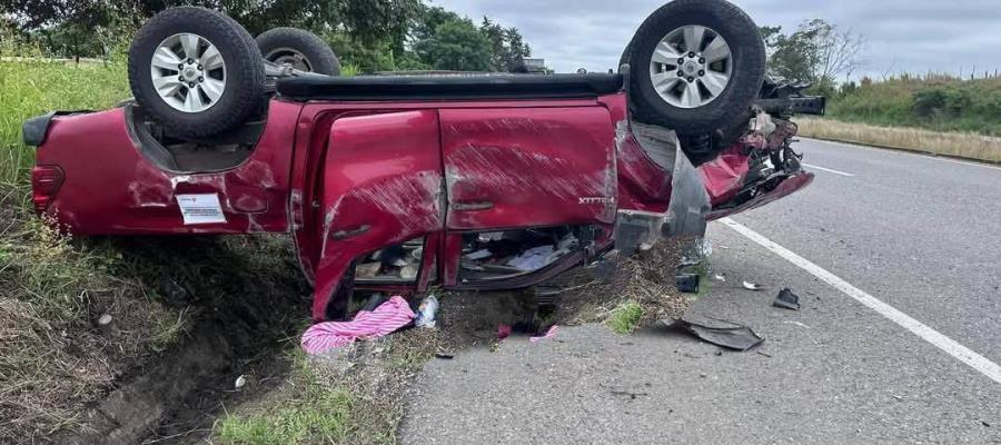 Elementos de la FGE Tabasco sufren aparatoso accidente en Jalapa