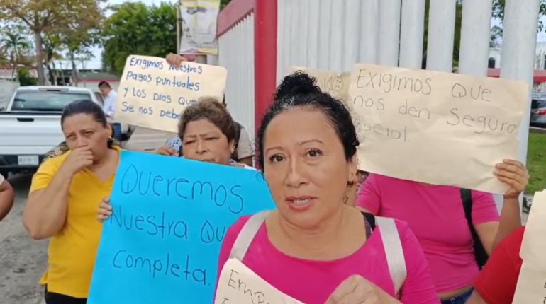 Protesta personal de limpieza que labora en el Hospital de Salud Mental en Villahermosa