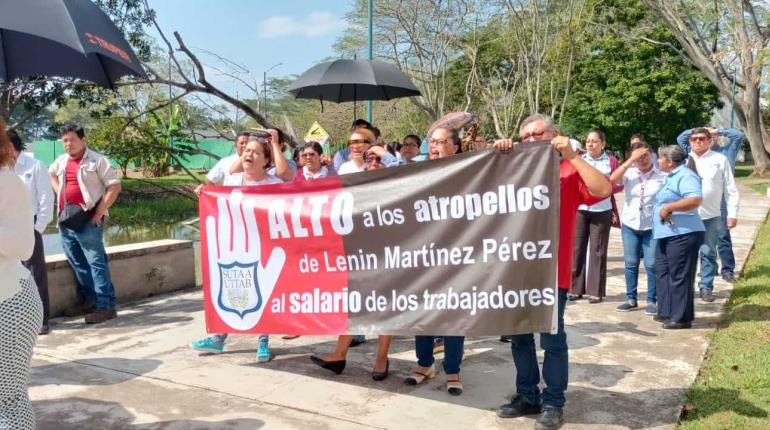 Continúa protesta de trabajadores de la UTTAB tras suspensión de 25 prestaciones