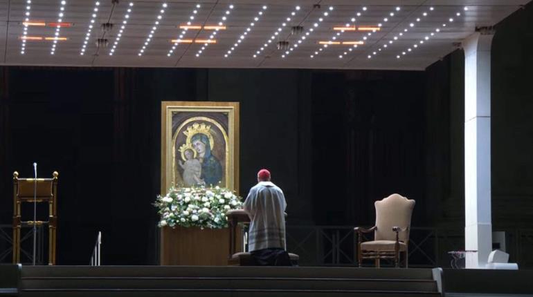 Pese a lluvia rezan rosario por la salud del Papa en la Plaza de San Pedro