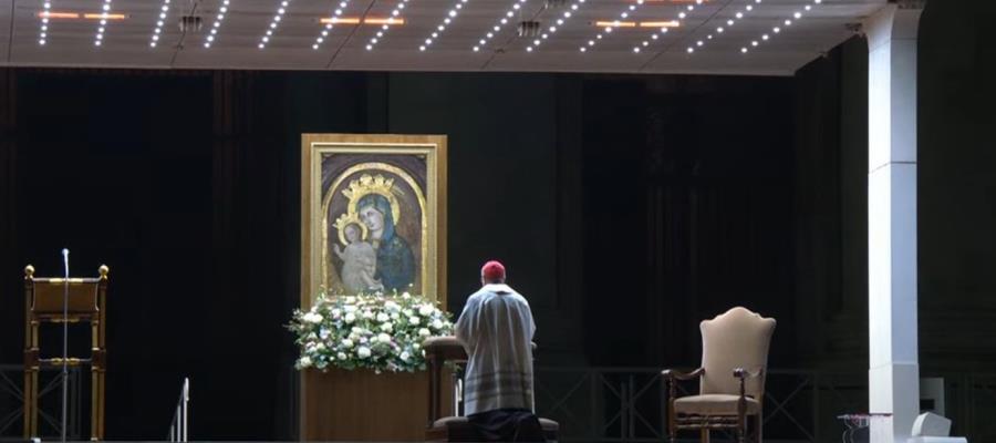 Pese a lluvia rezan rosario por la salud del Papa en la Plaza de San Pedro