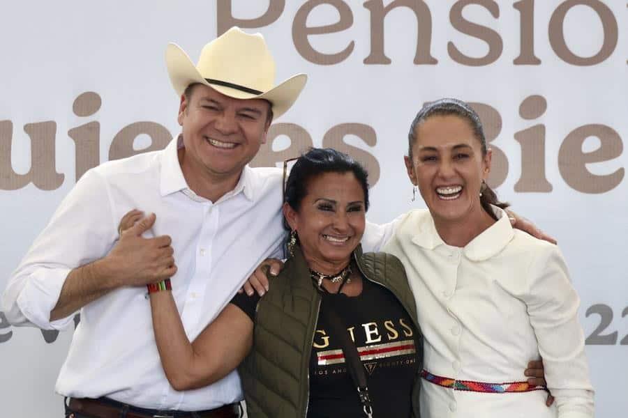 Beneficiaria de la Pensión Mujeres Bienestar sonroja a gobernador de Durango