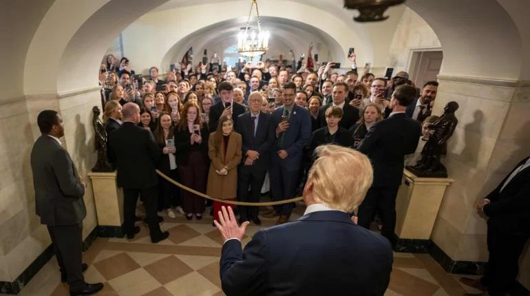 Sorprende Trump a visitantes en la Casa Blanca al reanudarse los tours