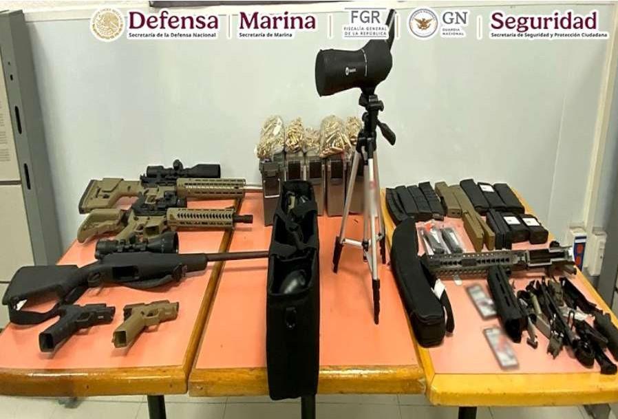 Detienen a extranjero que intentaba cruzar con "arsenal" al país, en Baja California