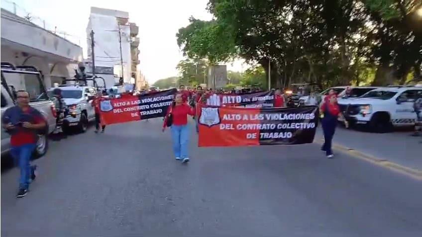 Marchan trabajadores de UTTAB, exigen pago de prestaciones y destitución del rector