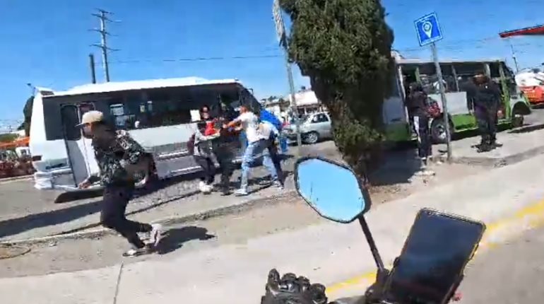 Chofer y "chalán" golpean a estudiante por pagar con un billete su pasaje en Puebla