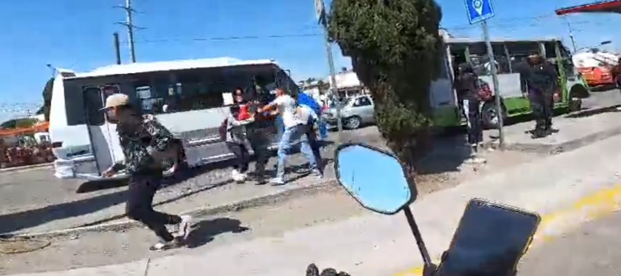 Chofer y "chalán" golpean a estudiante por pagar con un billete su pasaje en Puebla