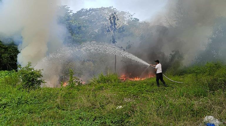 Se incendia banco clandestino de llantas y autopartes en Nacajuca