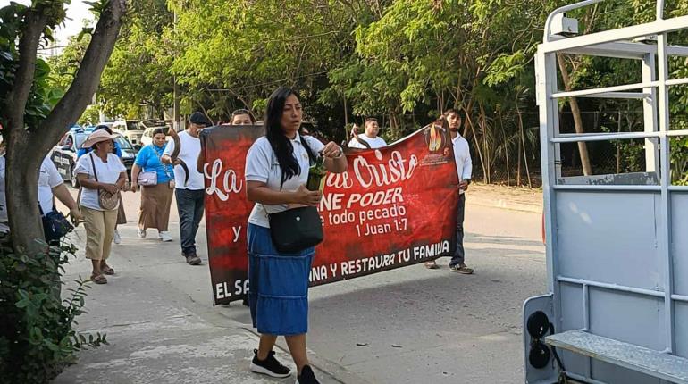 Marchan feligreses de la iglesia pentecostés ´Rey de Reyes´ para pedir a Dios por la paz