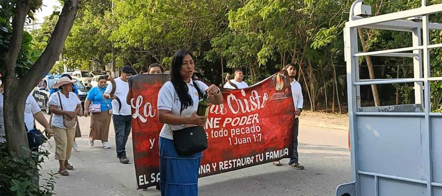 Marchan feligreses de la iglesia pentecostés ´Rey de Reyes´ para pedir a Dios por la paz