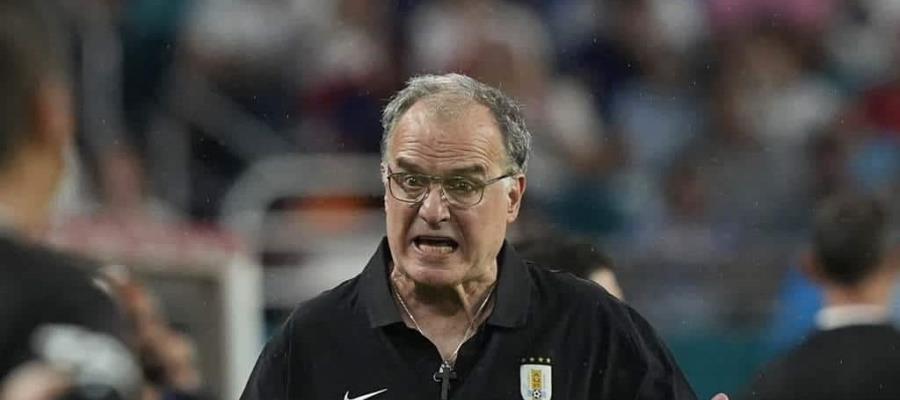 Marcelo Bielsa, sorprende al asistir al funeral de madre de jugador de la Selección de Uruguay Marcelo Bielsa, sorprende al asistir al funeral de madre de jugador de la Selección de Uruguay