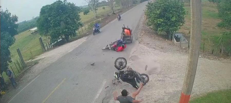 Intenta rebasar y choca con otro motociclista en Cucuyulapa, Cunduacán