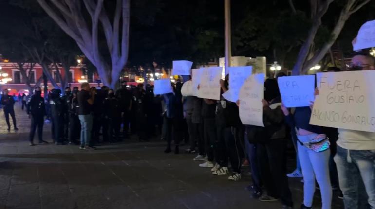 Protestan policías de Puebla tras asesinato de sus 2 compañeros