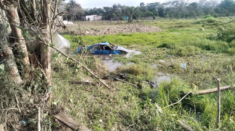 Automovilista termina en dren por conducir presuntamente a exceso de velocidad