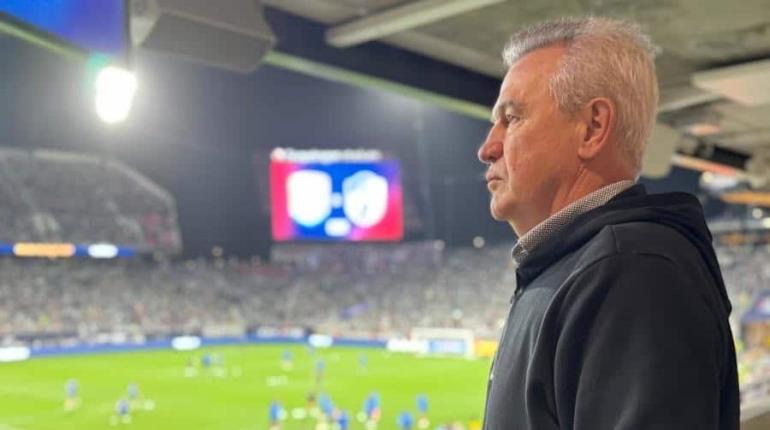 Captan a Javier Aguirre presente en partido de ´Chucky´ Lozano
