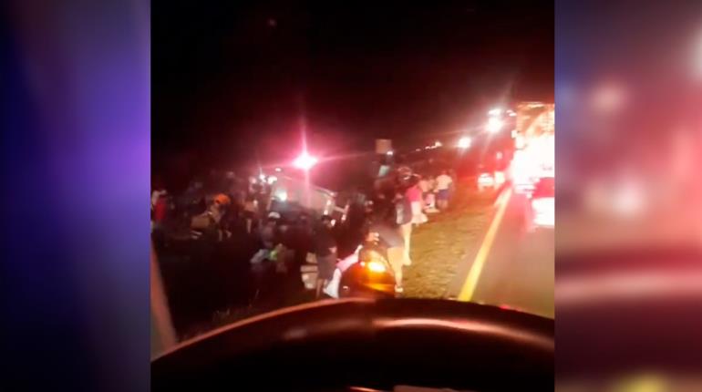 Rapiñan tráiler volcado en la carretera Coatzacoalcos -Cárdenas