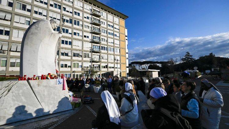 Informa el Vaticano que el Papa ha tenido buen descanso en el Gemelli